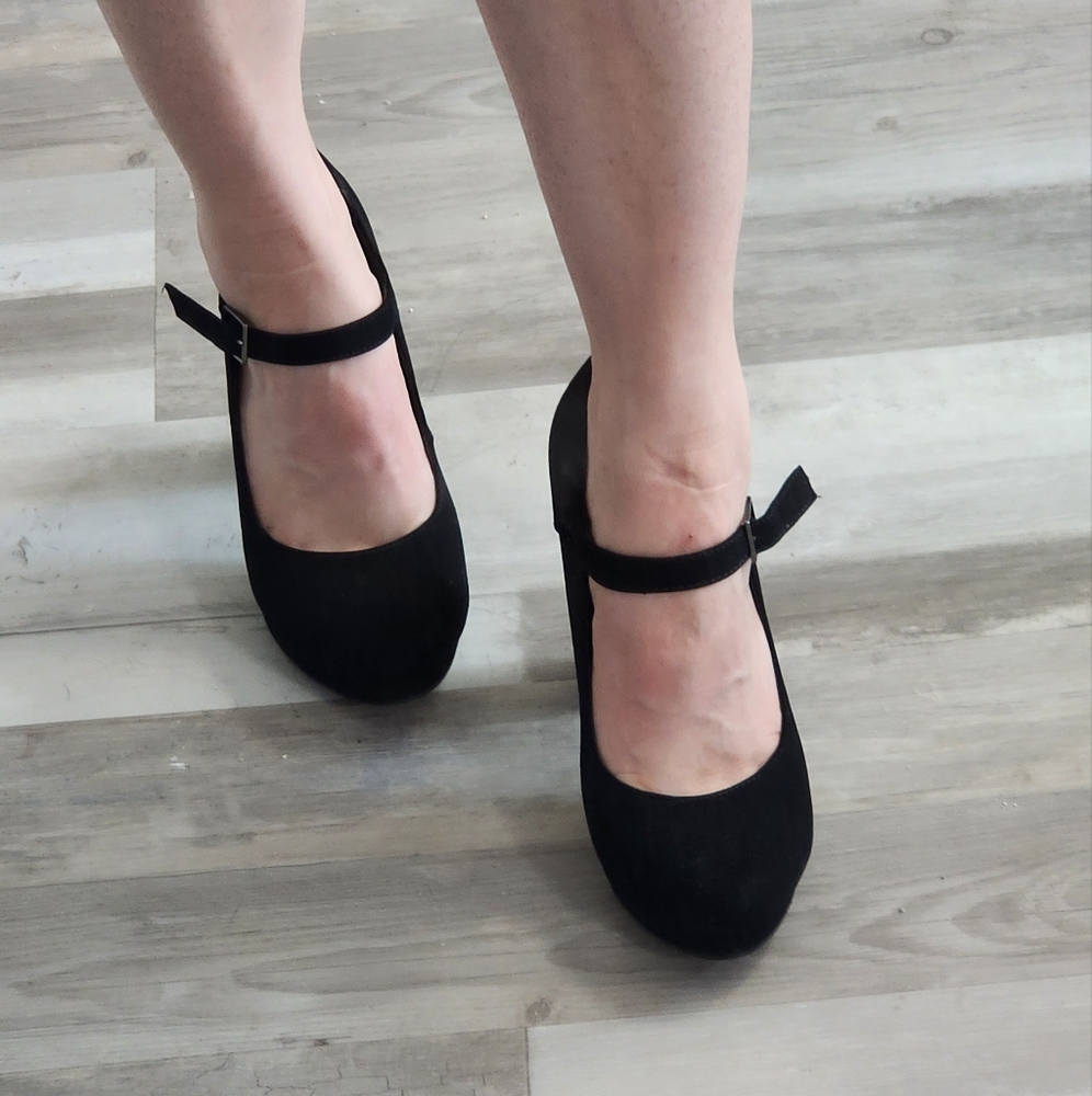 Black heels - Picture 9 of 13